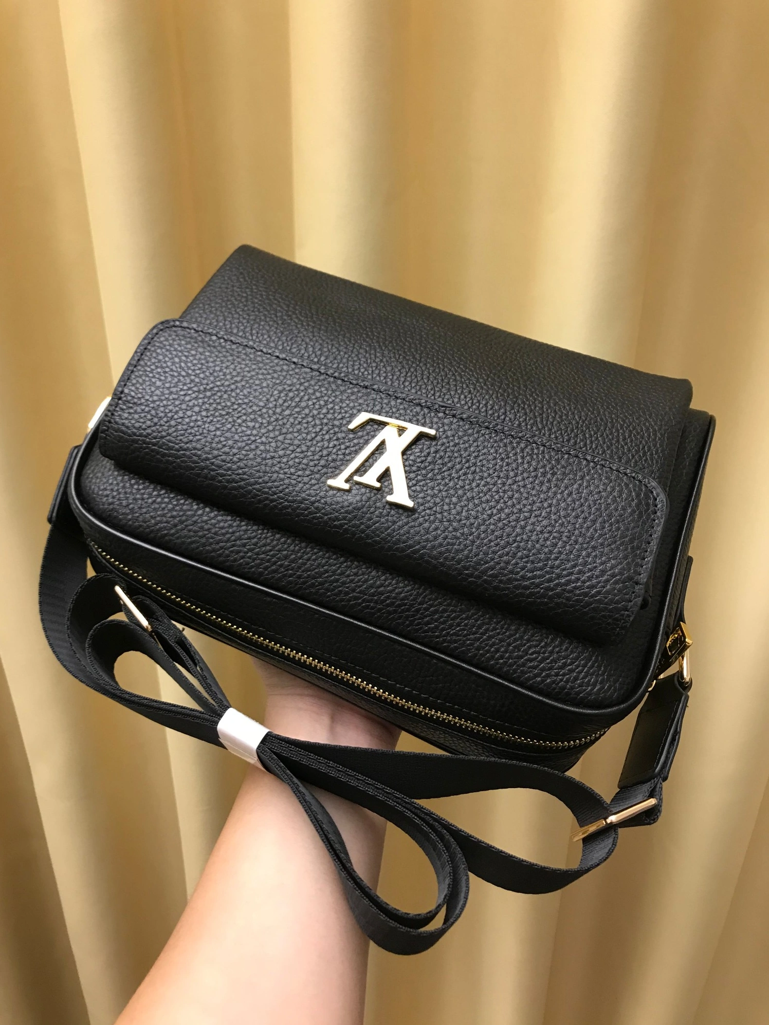 Unique 3974 Louis Vuitton AAA Man Messenger Bags