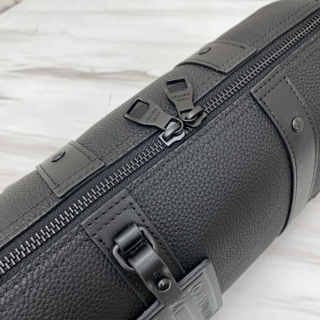 Unique 429 Louis Vuitton AAA Man Messenger Bags