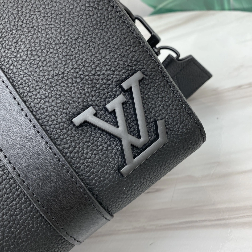 Unique 429 Louis Vuitton AAA Man Messenger Bags