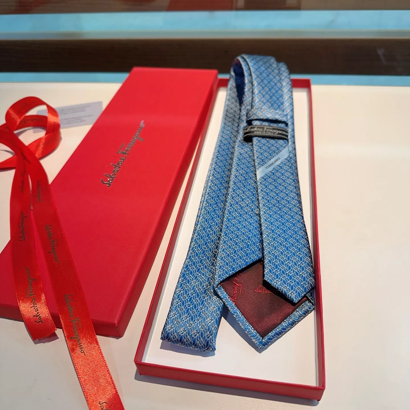 Unique 6716 Salvatore Ferragamo Necktie