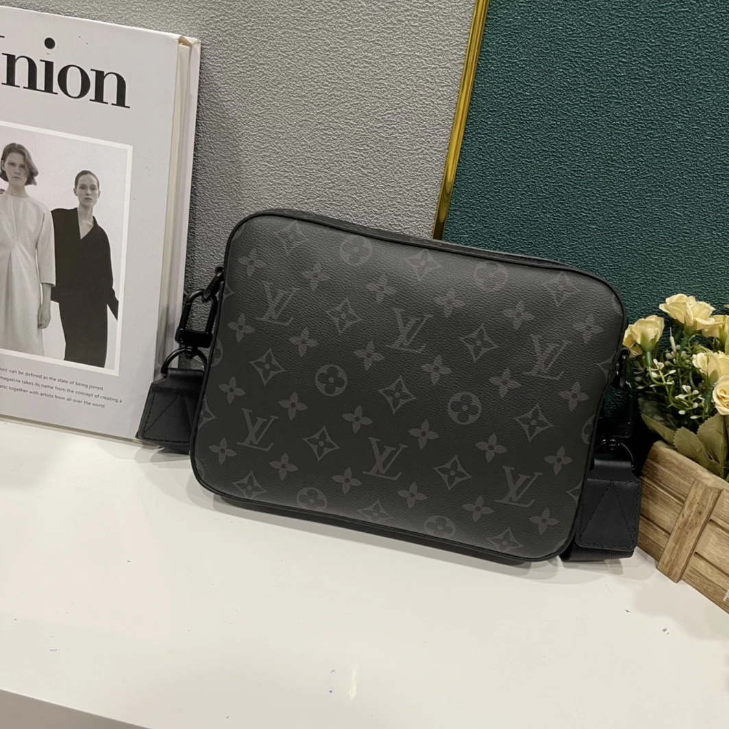 Unique 6769 Louis Vuitton AAA Man Messenger Bags