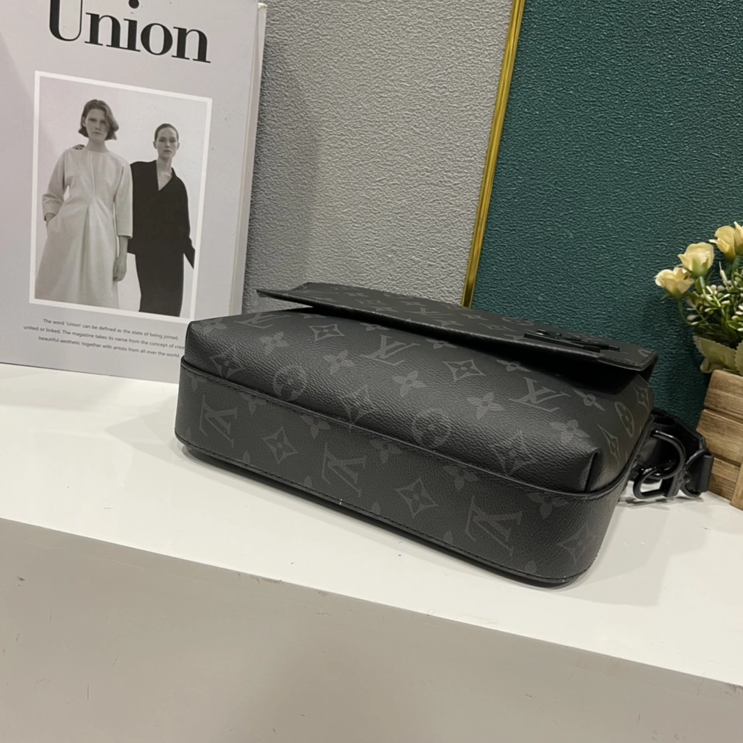 Unique 6769 Louis Vuitton AAA Man Messenger Bags