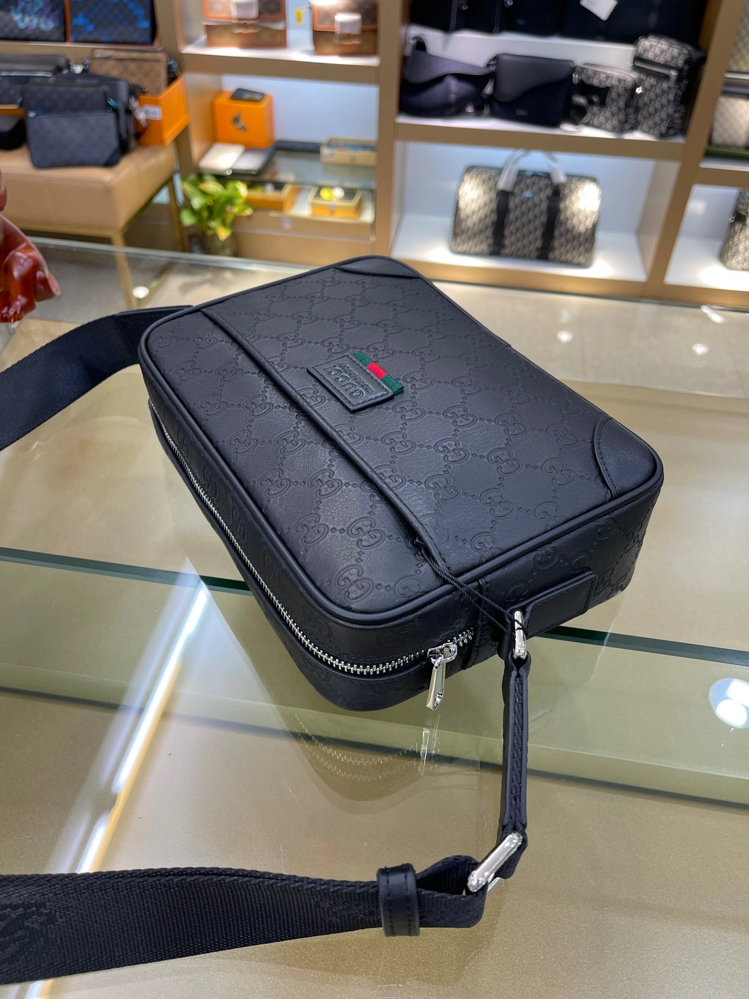 Unique 832 Gucci AAA Man Messenger Bags
