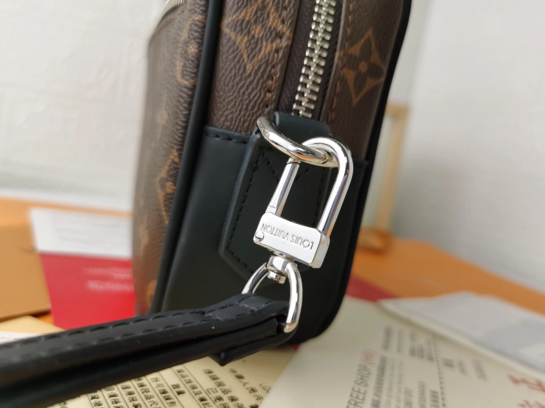 Unique 8527 Louis Vuitton AAA Man Wallets