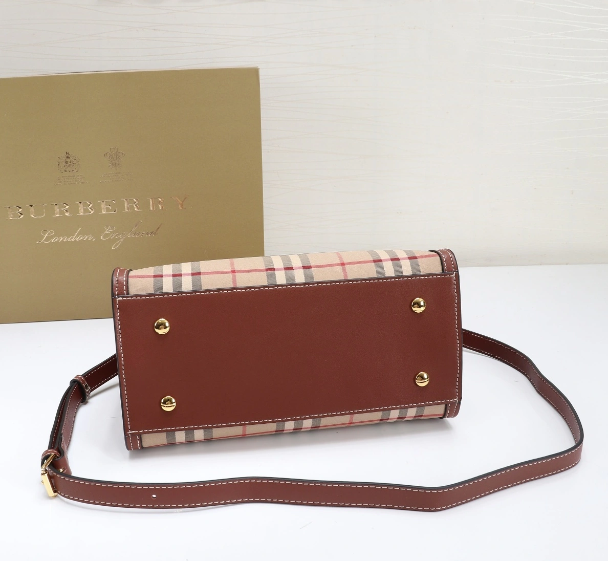 Unique 9054 Burberry AAA Quality Handbags For Women