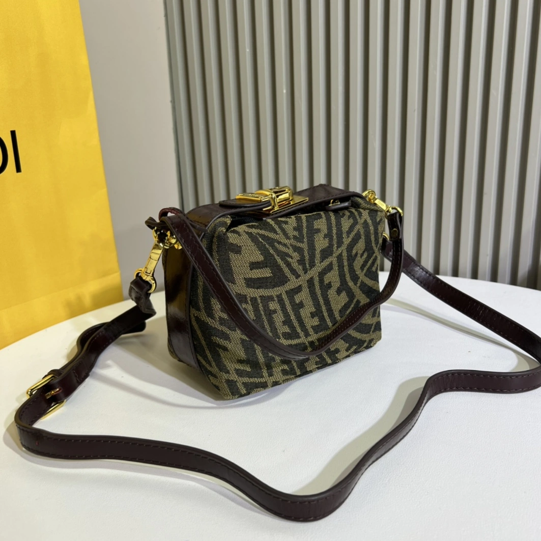 Unique 9786 Fendi AAA Quality Messenger Bags For Women
