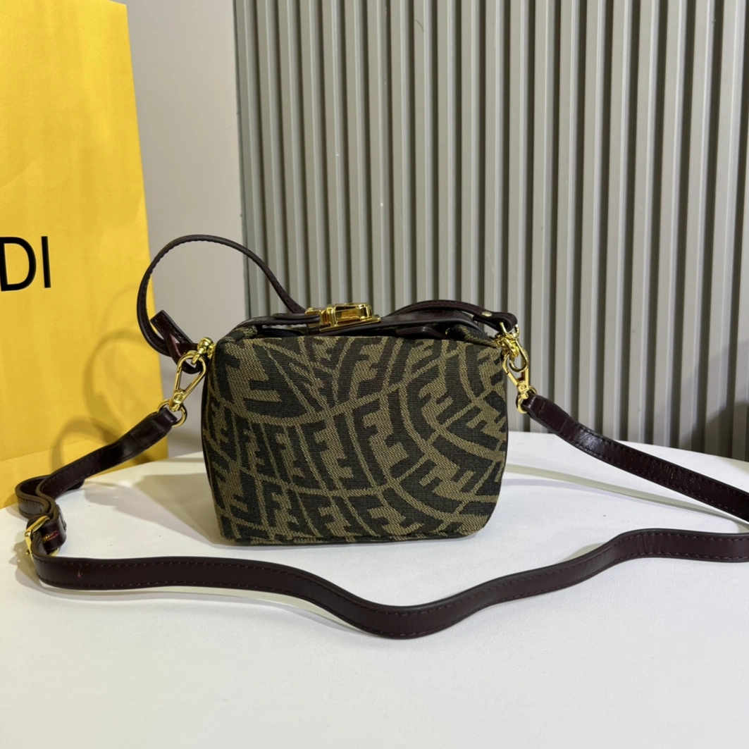 Unique 9786 Fendi AAA Quality Messenger Bags For Women