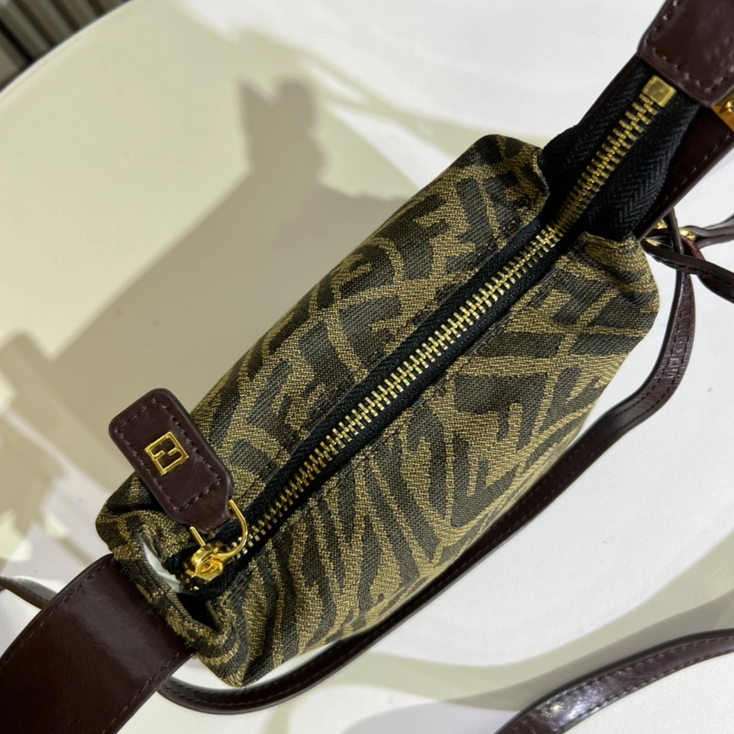 Unique 9786 Fendi AAA Quality Messenger Bags For Women