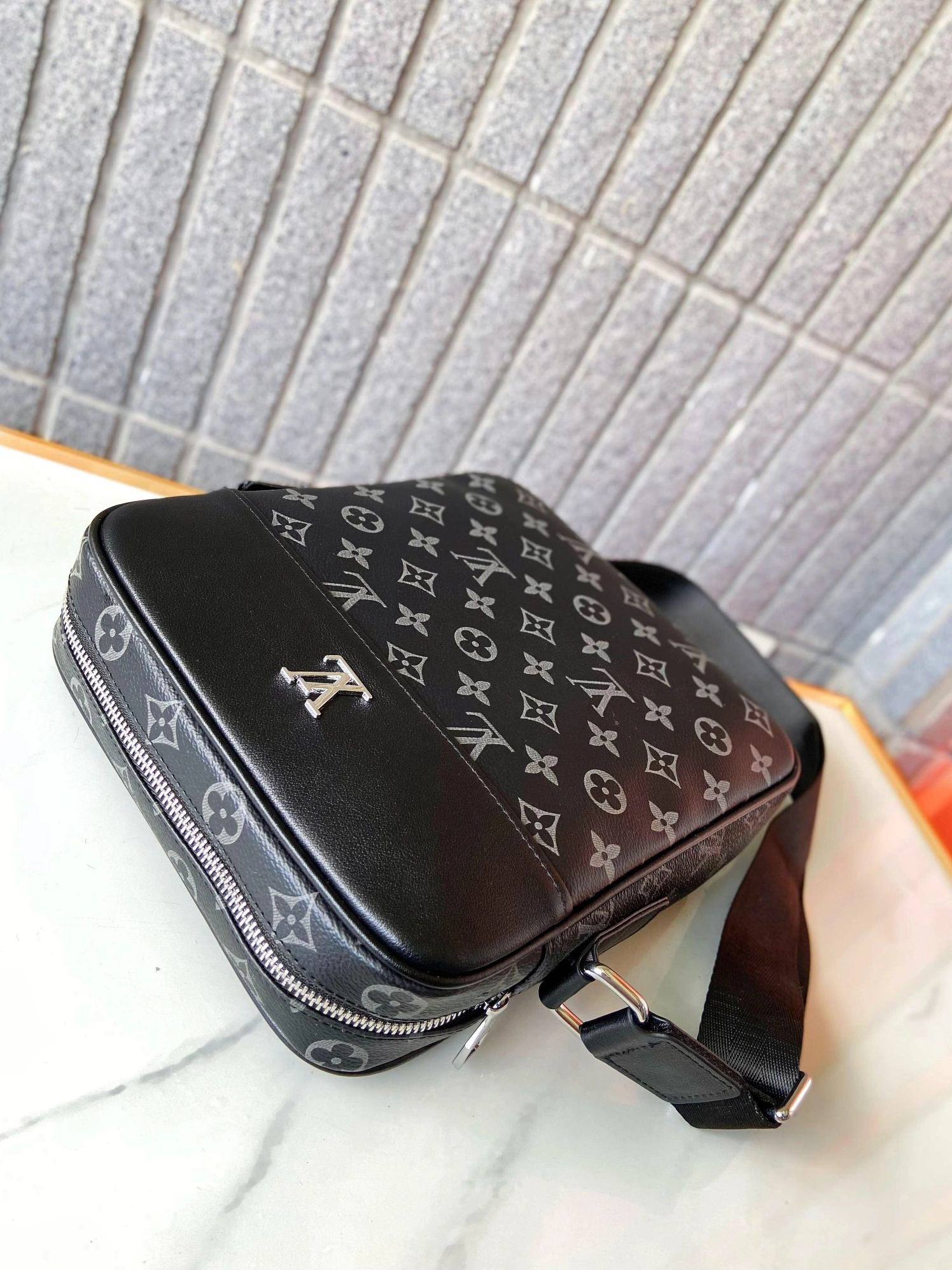 UrbanStyle 2507 Louis Vuitton AAA Man Messenger Bags