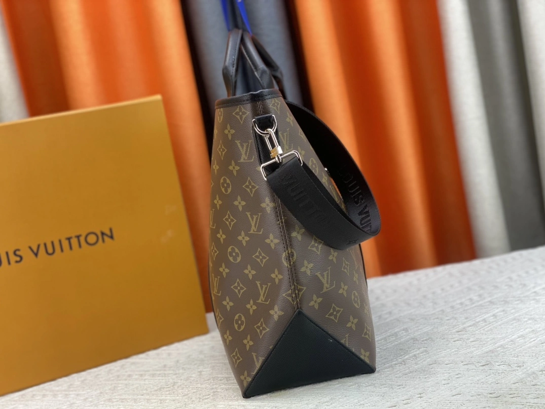 UrbanStyle 580 Louis Vuitton AAA Man Handbags