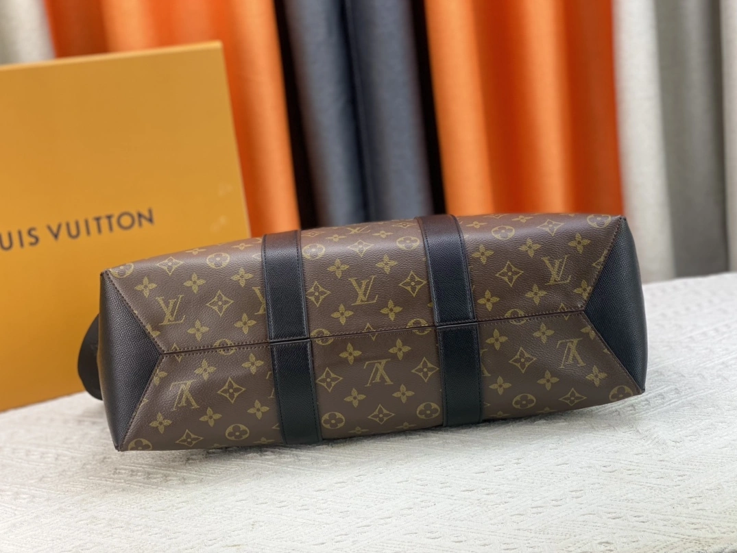 UrbanStyle 580 Louis Vuitton AAA Man Handbags