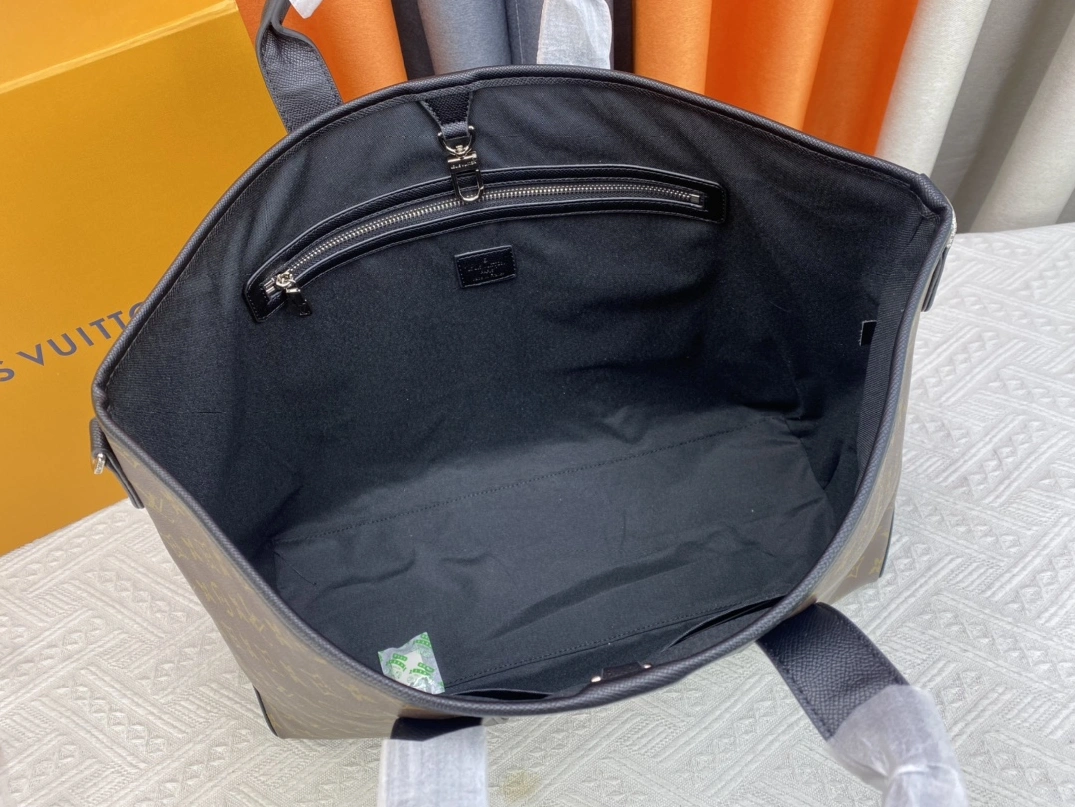 UrbanStyle 580 Louis Vuitton AAA Man Handbags