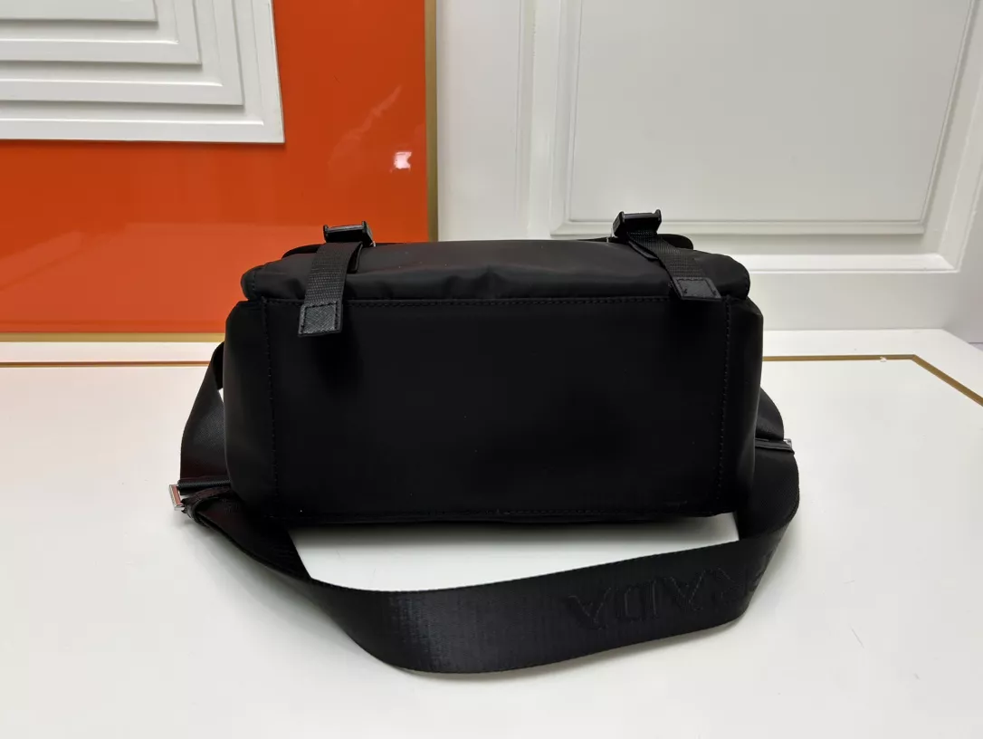 UrbanStyle 6237 Prada AAA Man Messenger Bags