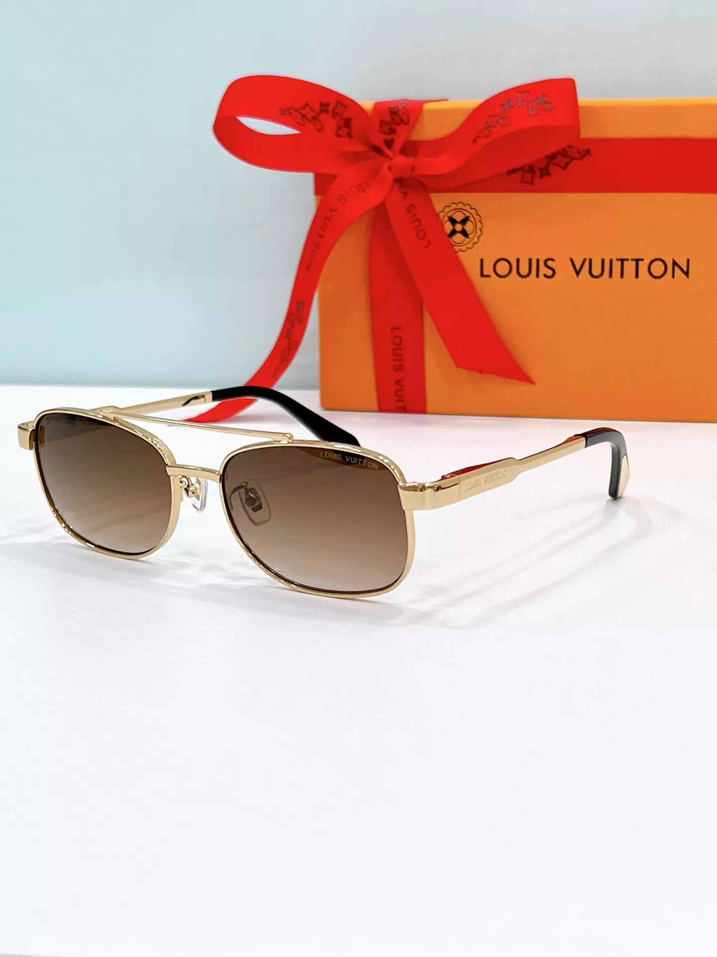UrbanStyle 7976 Louis Vuitton AAA Quality Sunglasses