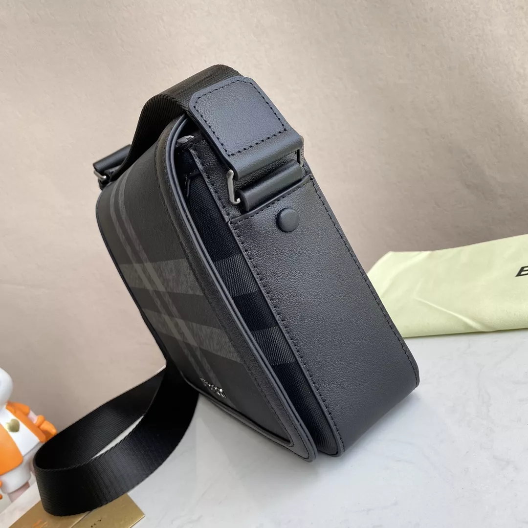 UrbanStyle 8497 Burberry AAA Man Messenger Bags
