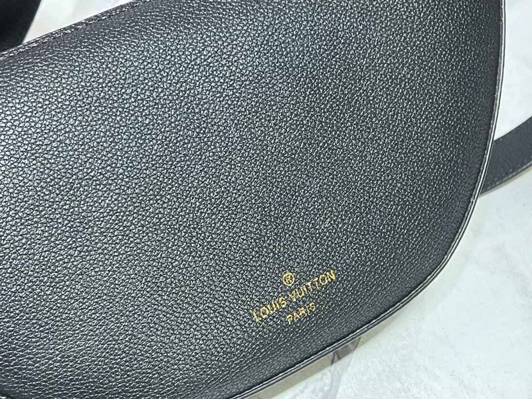 UrbanStyle 9354 Louis Vuitton AAA Quality Messenger Bags For Women