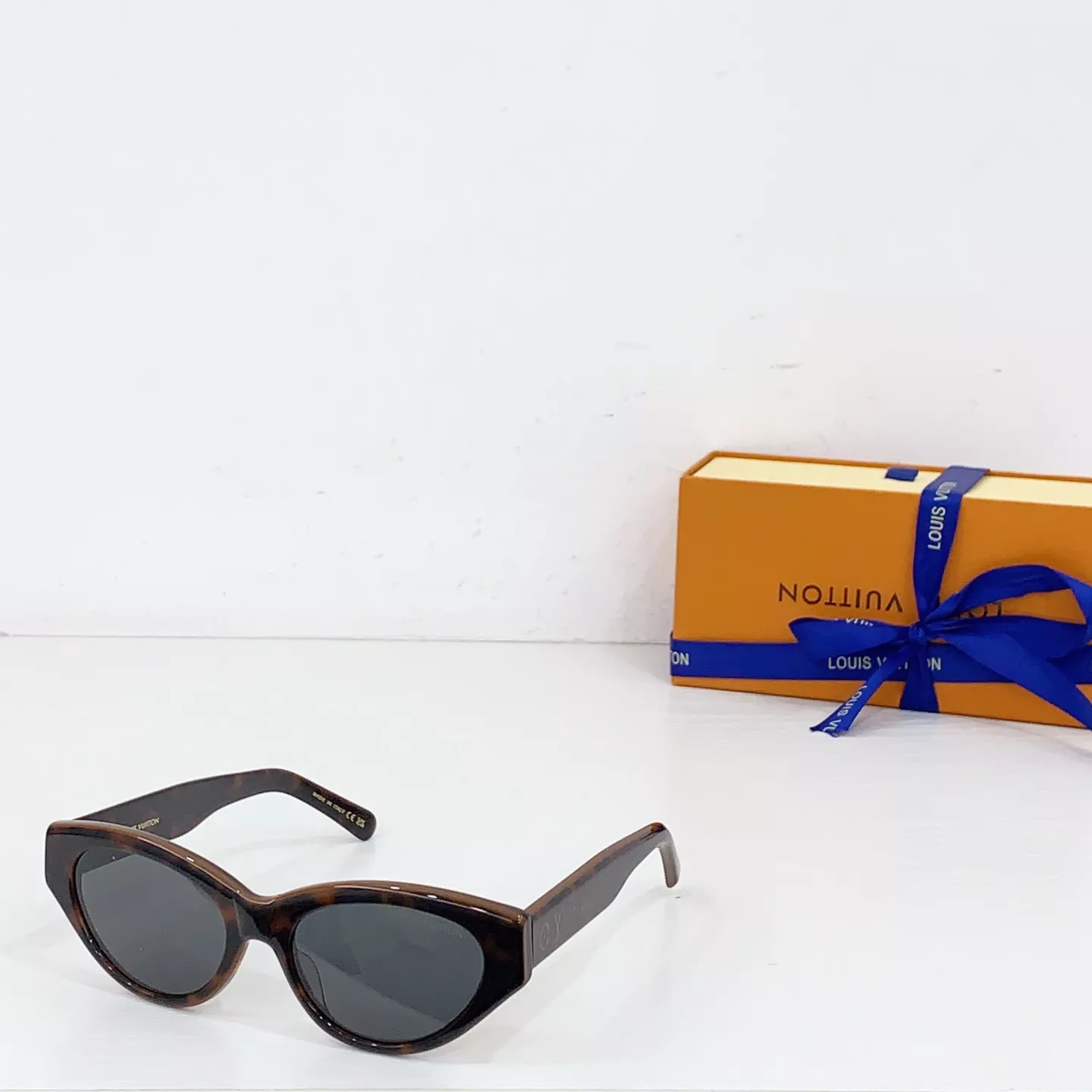 UrbanStyle 9575 Louis Vuitton AAA Quality Sunglasses