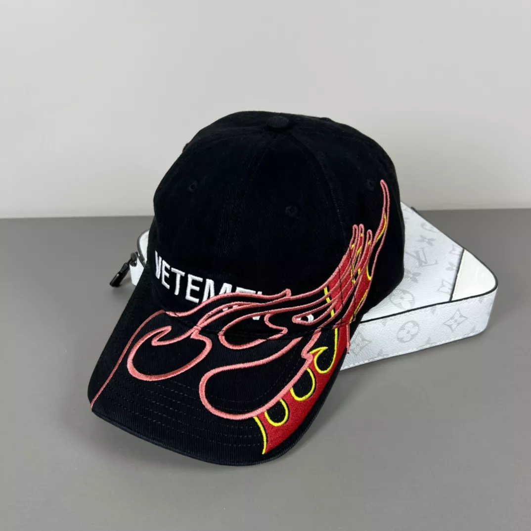 VETEMENTS Caps Timeless 7570