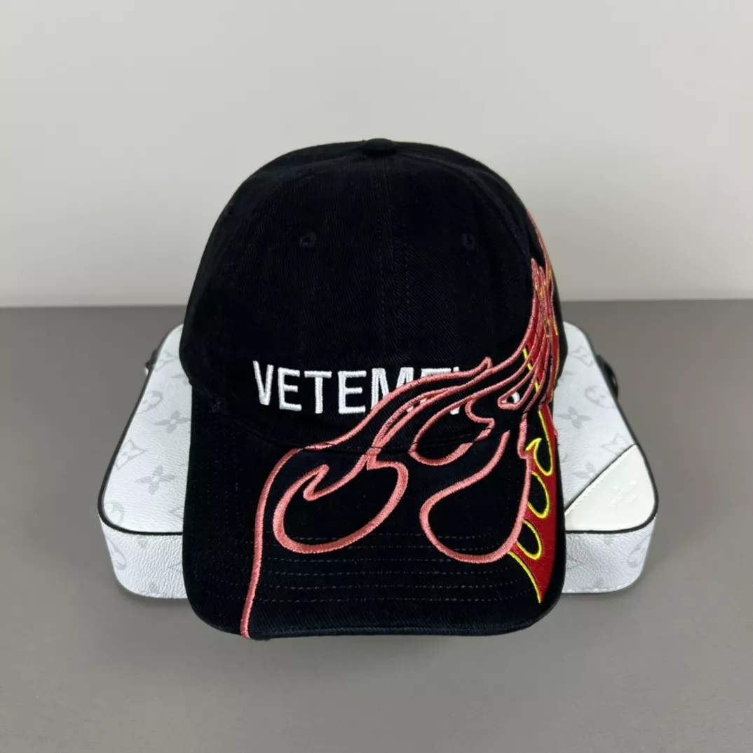 VETEMENTS Caps Timeless 7570