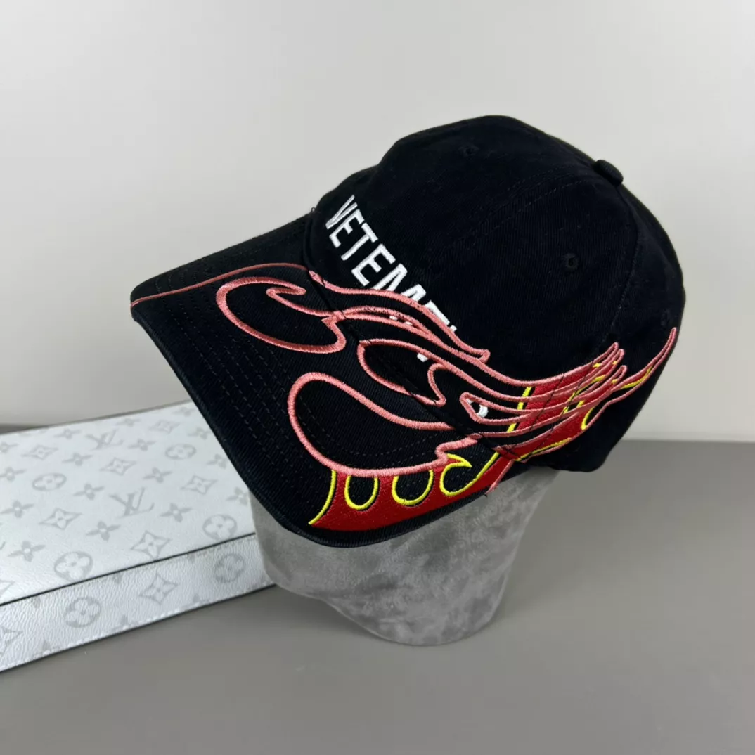 VETEMENTS Caps Timeless 7570