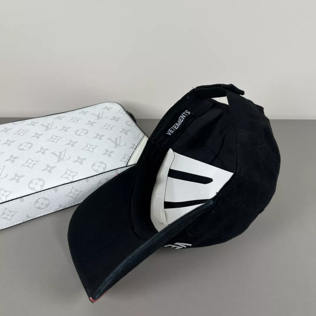 VETEMENTS Caps Timeless 7570