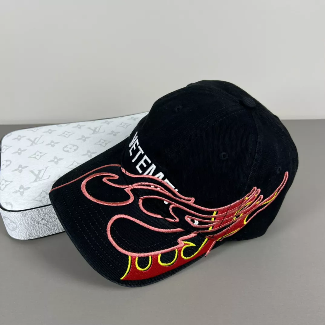 VETEMENTS Caps Timeless 7570