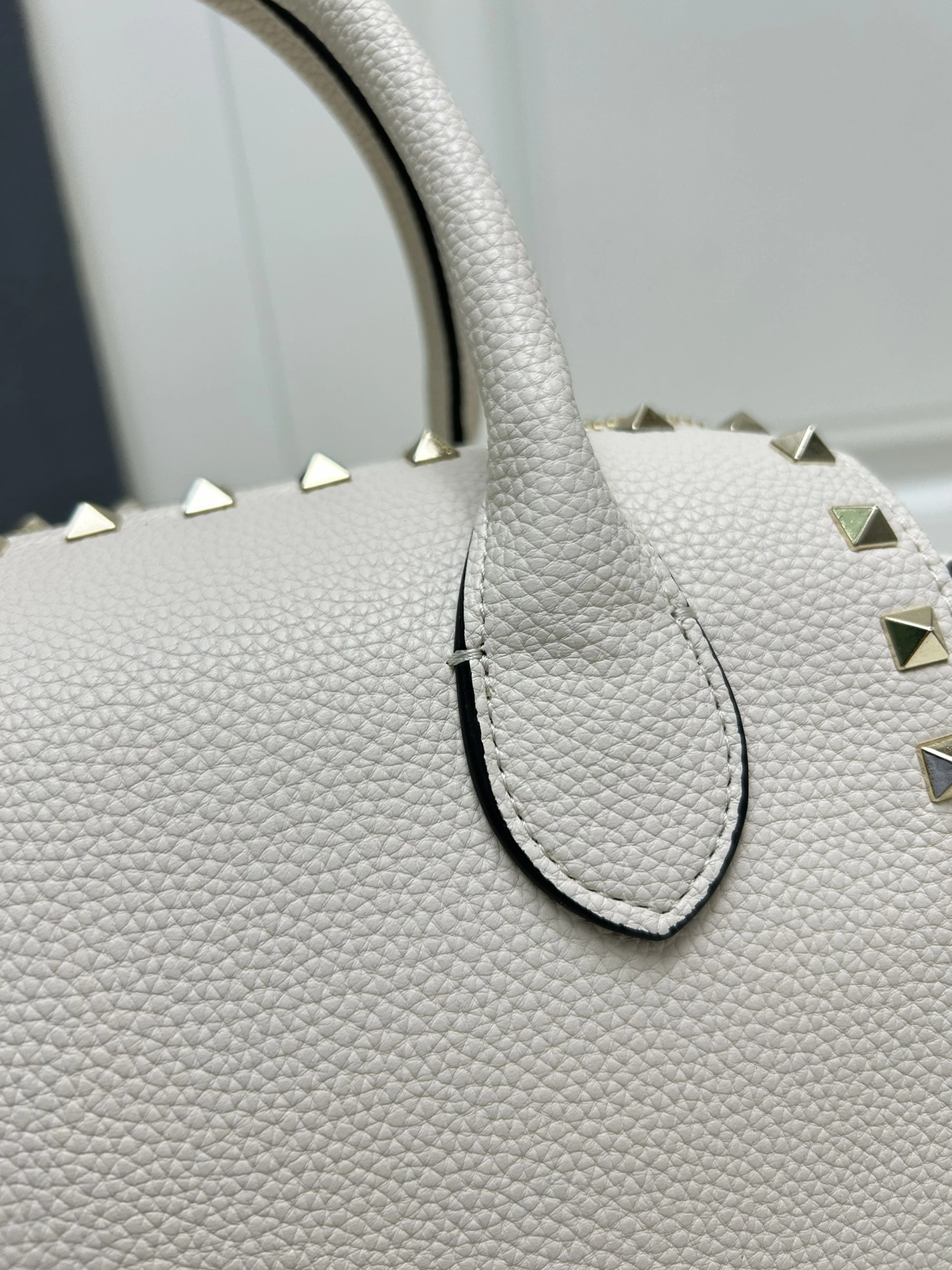 Valentino AAA Quality Handbags For Women Bright 4428