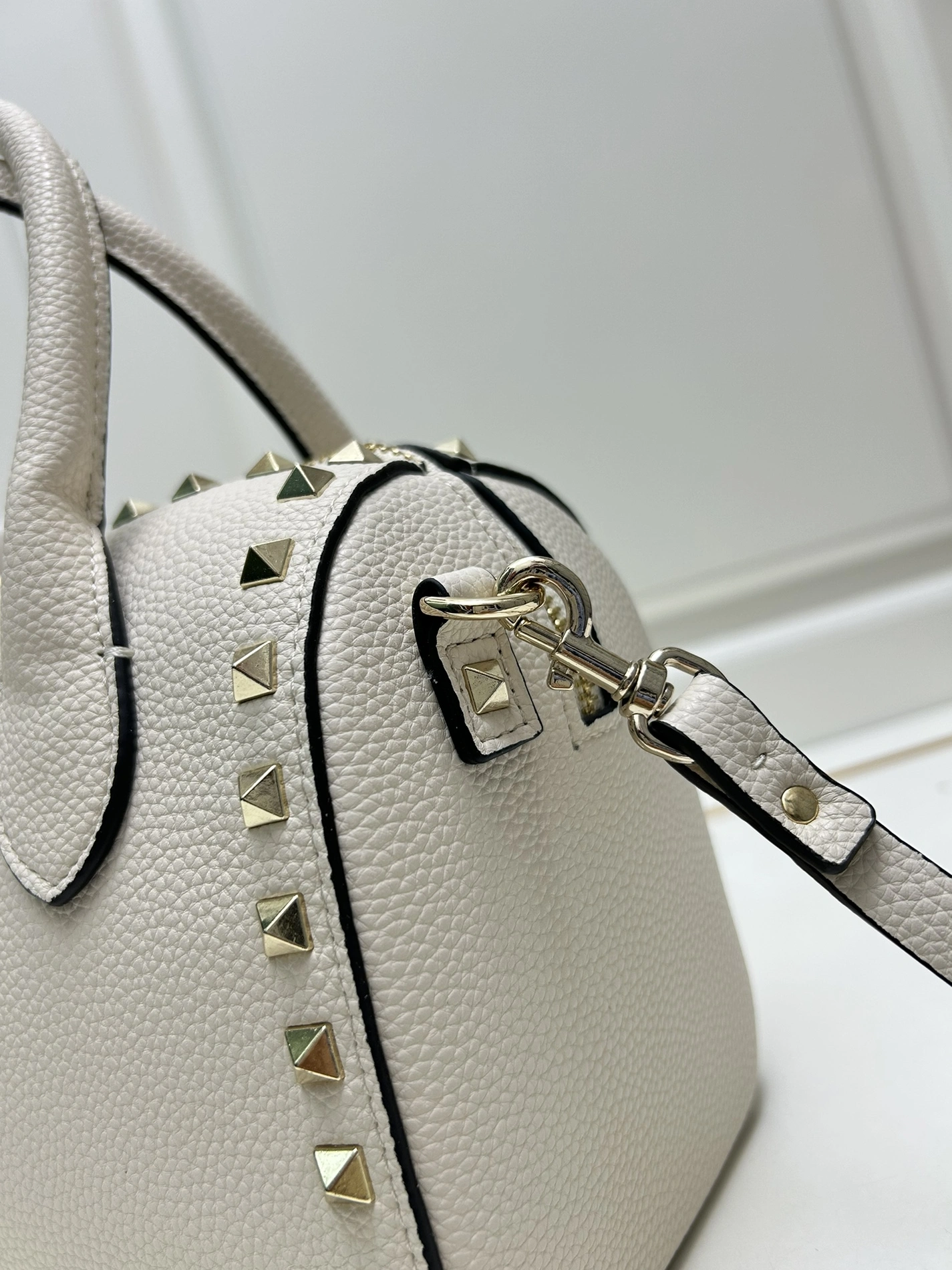 Valentino AAA Quality Handbags For Women Bright 4428