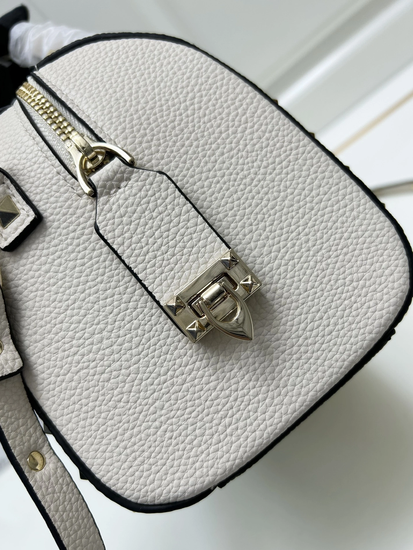 Valentino AAA Quality Handbags For Women Bright 4428