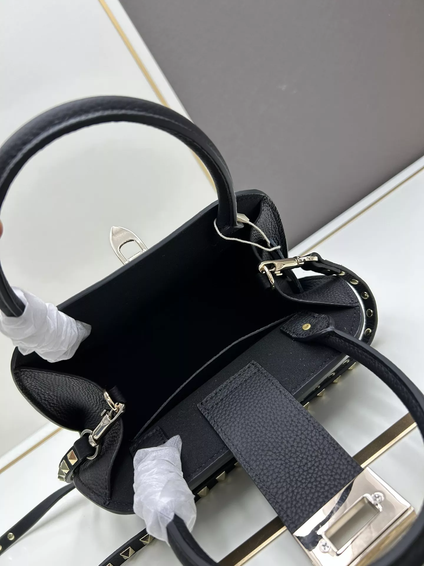 Valentino AAA Quality Handbags For Women Minimalist 5161