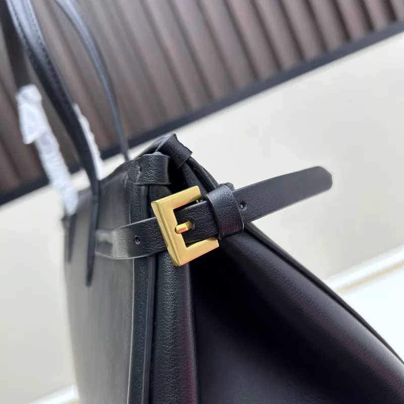 Valentino AAA Quality Handbags For Women Minimalist 532