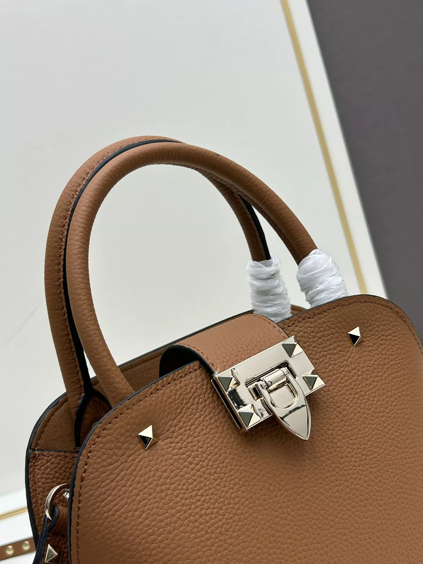 Valentino AAA Quality Handbags For Women Minimalist 705