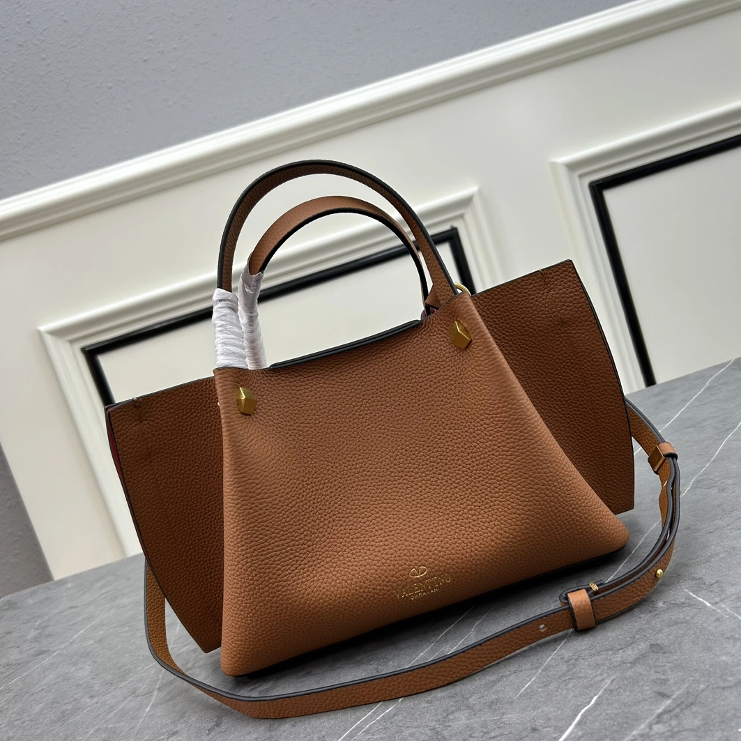 Valentino AAA Quality Handbags For Women StreetReady 7138