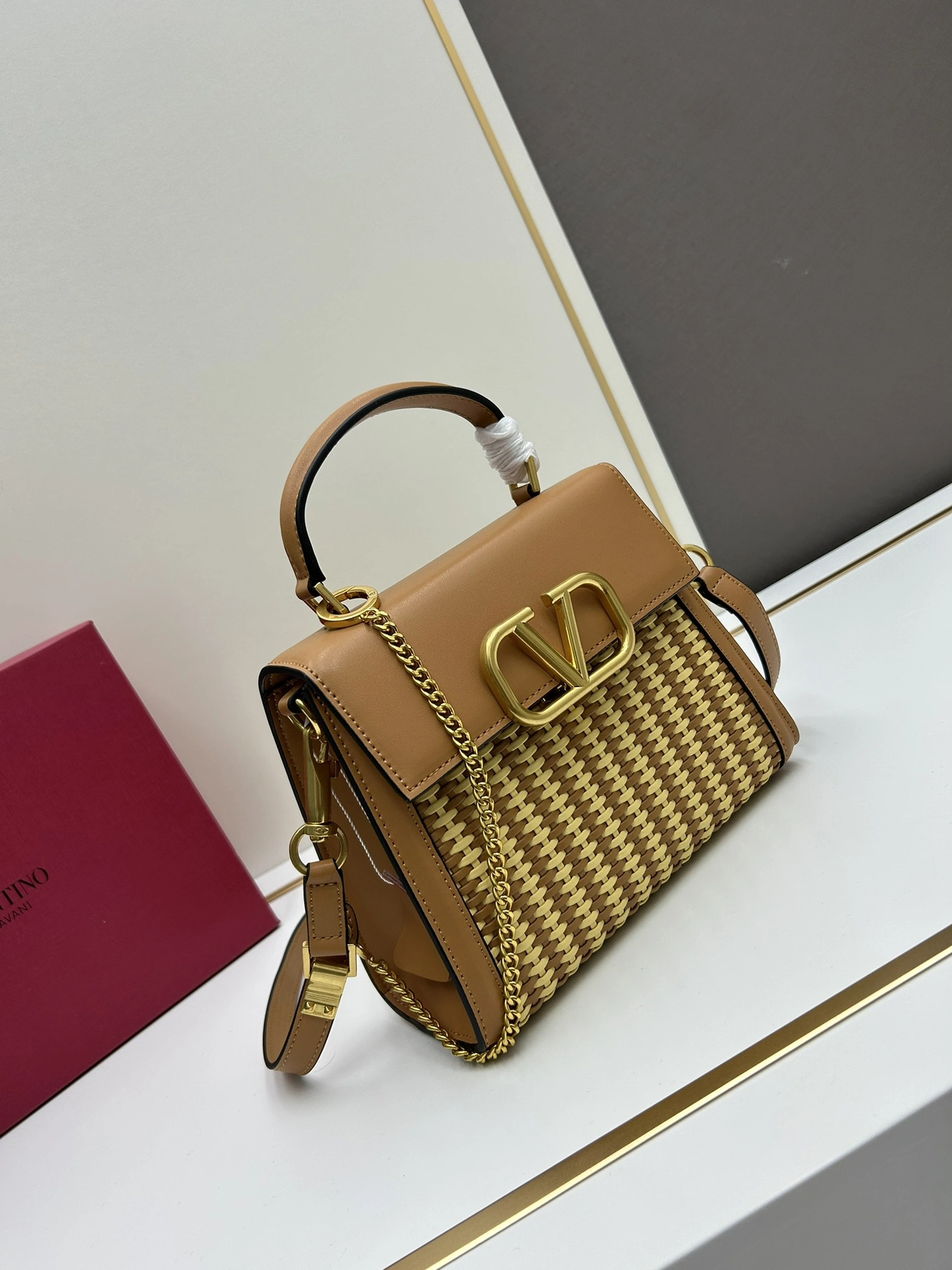 Valentino AAA Quality Handbags For Women Trendsetting 483