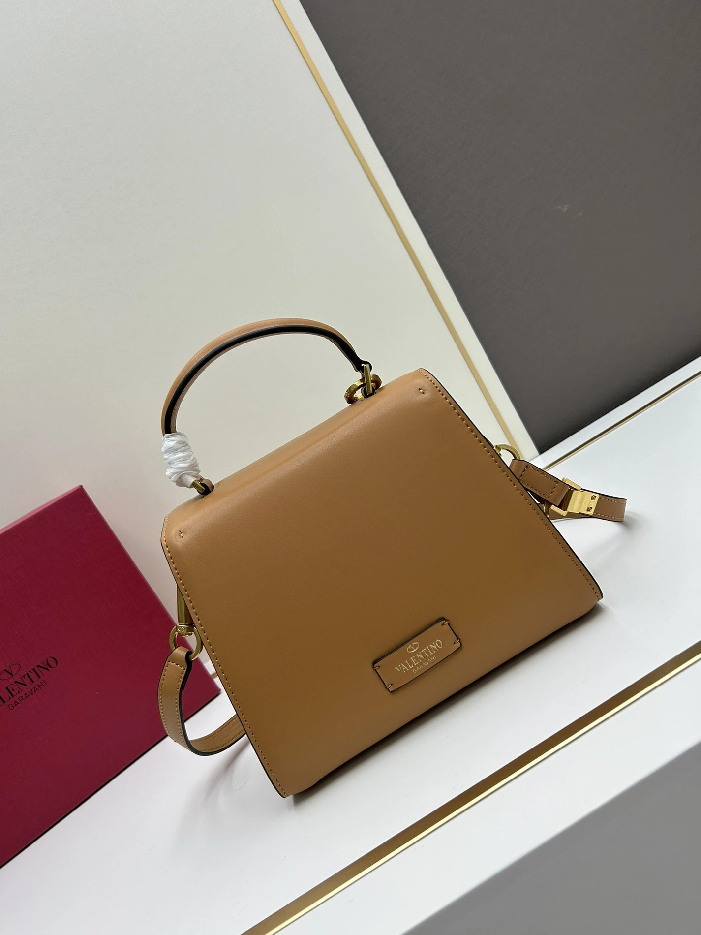 Valentino AAA Quality Handbags For Women Trendsetting 483