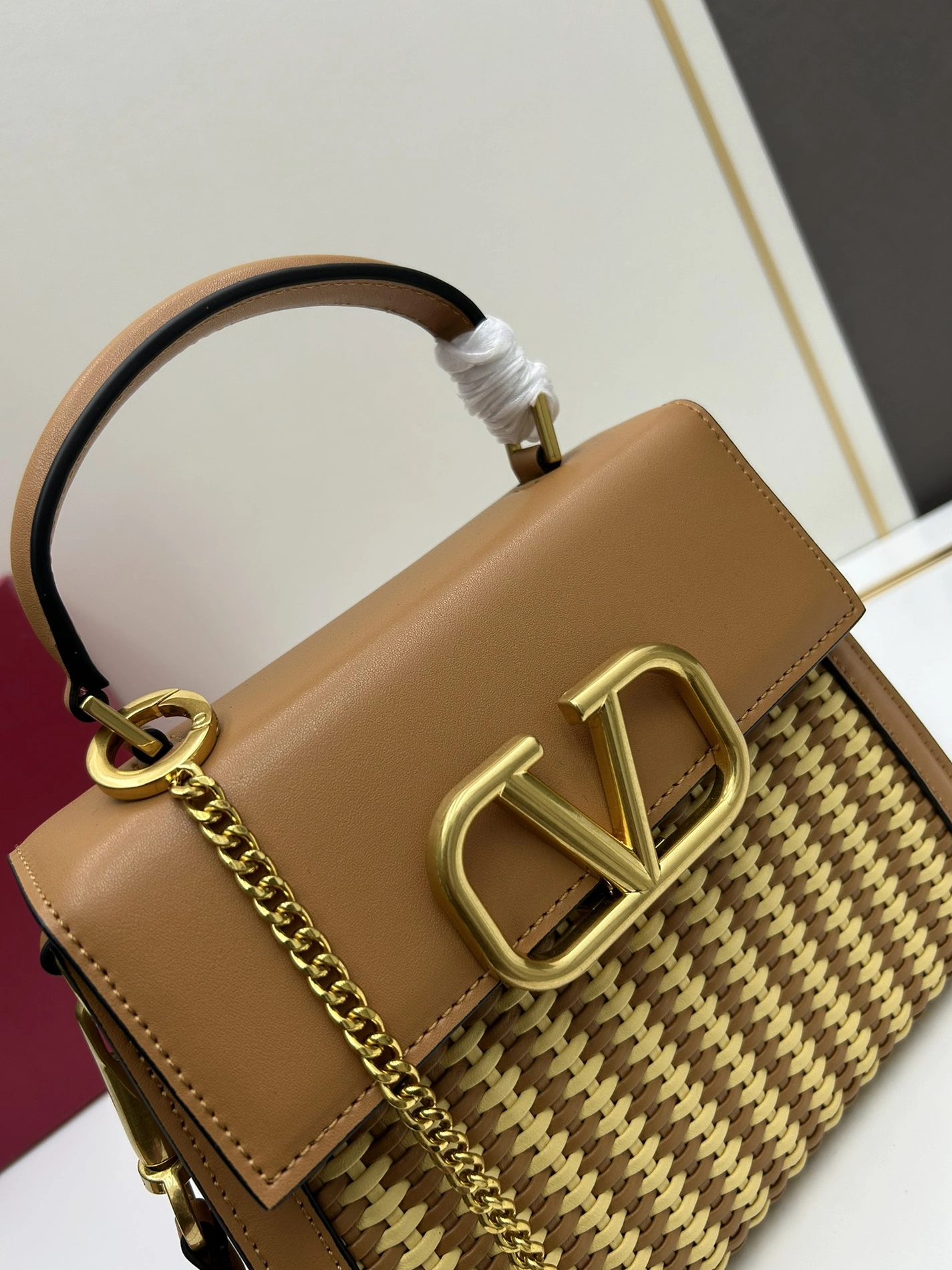 Valentino AAA Quality Handbags For Women Trendsetting 483