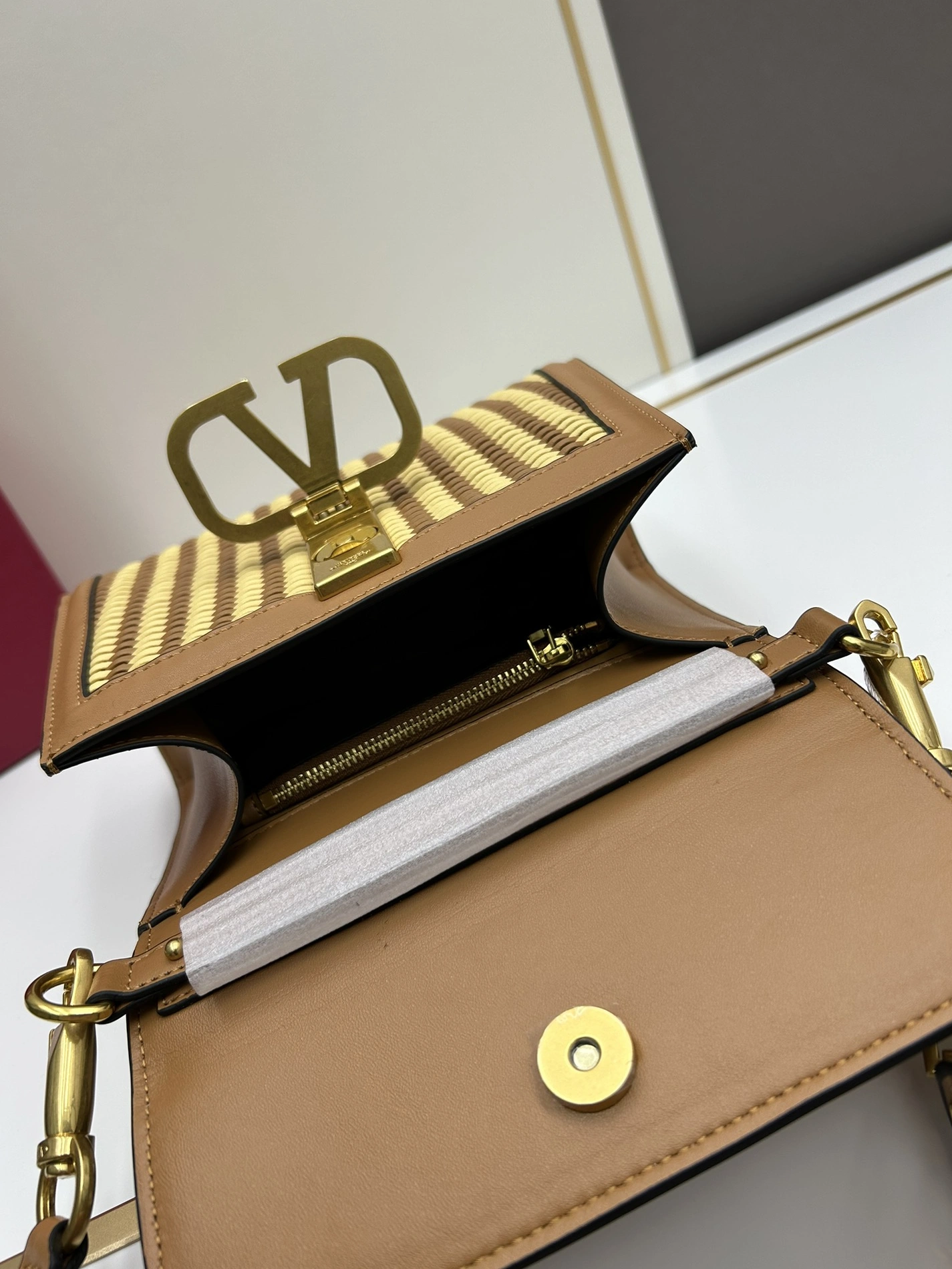 Valentino AAA Quality Handbags For Women Trendsetting 483