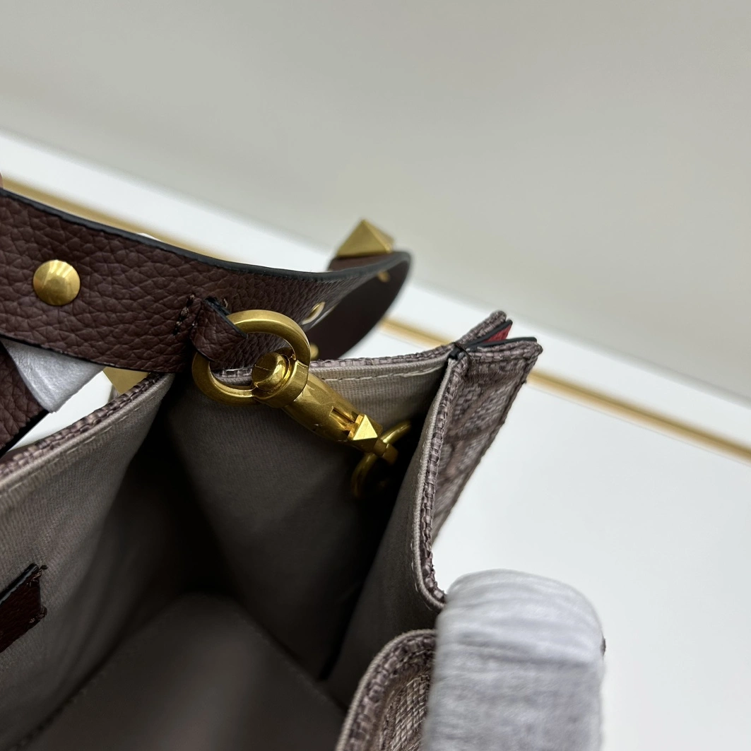 Valentino AAA Quality Handbags For Women Trendy 915