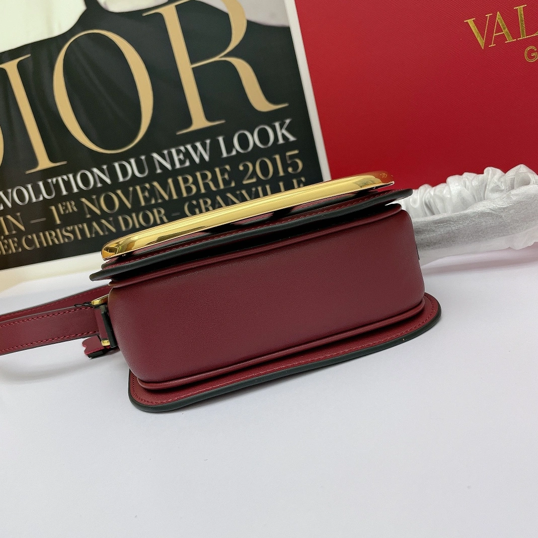 Valentino AAA Quality Messenger Bags For Women Affordable 7415