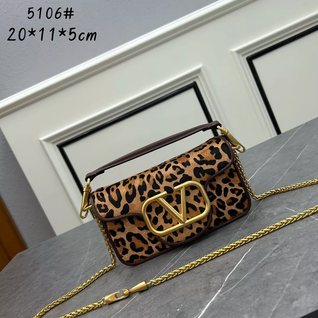 Valentino AAA Quality Messenger Bags For Women AllSeason 7579