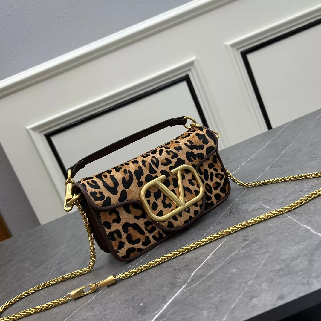 Valentino AAA Quality Messenger Bags For Women AllSeason 7579