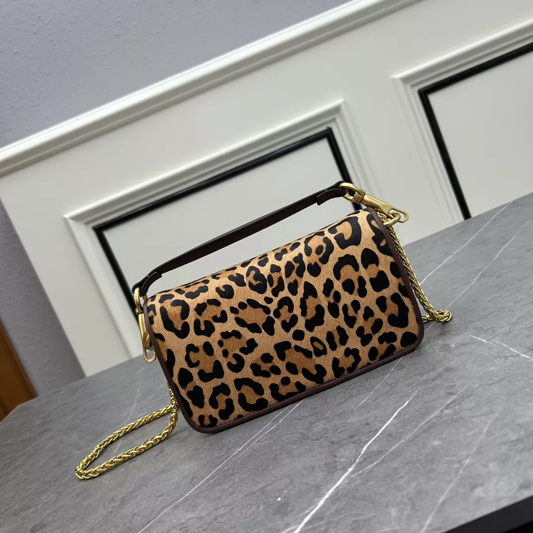 Valentino AAA Quality Messenger Bags For Women AllSeason 7579
