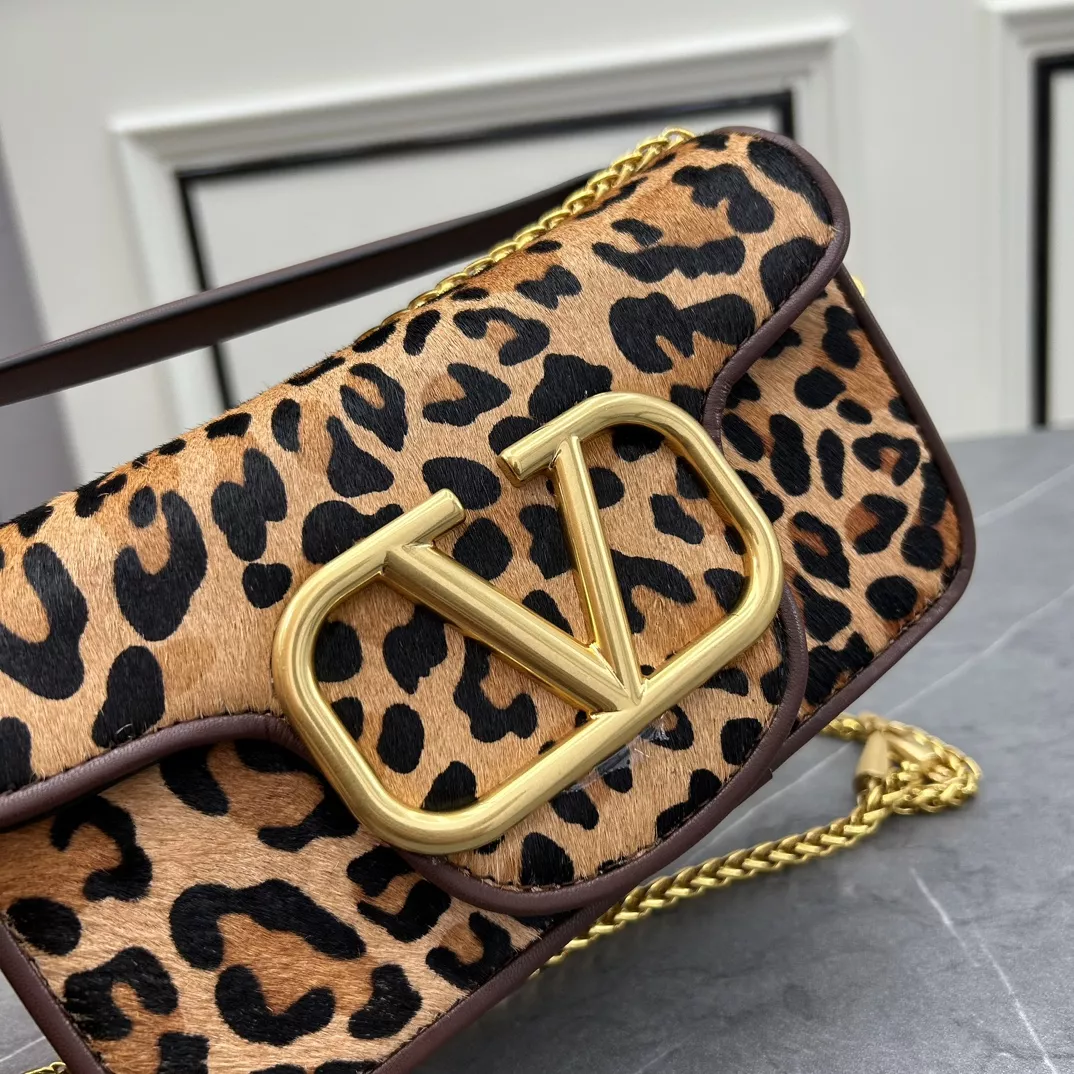Valentino AAA Quality Messenger Bags For Women AllSeason 7579