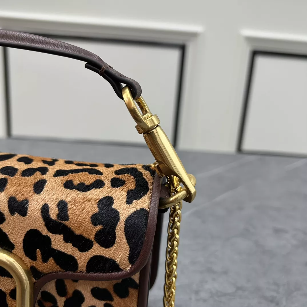 Valentino AAA Quality Messenger Bags For Women AllSeason 7579
