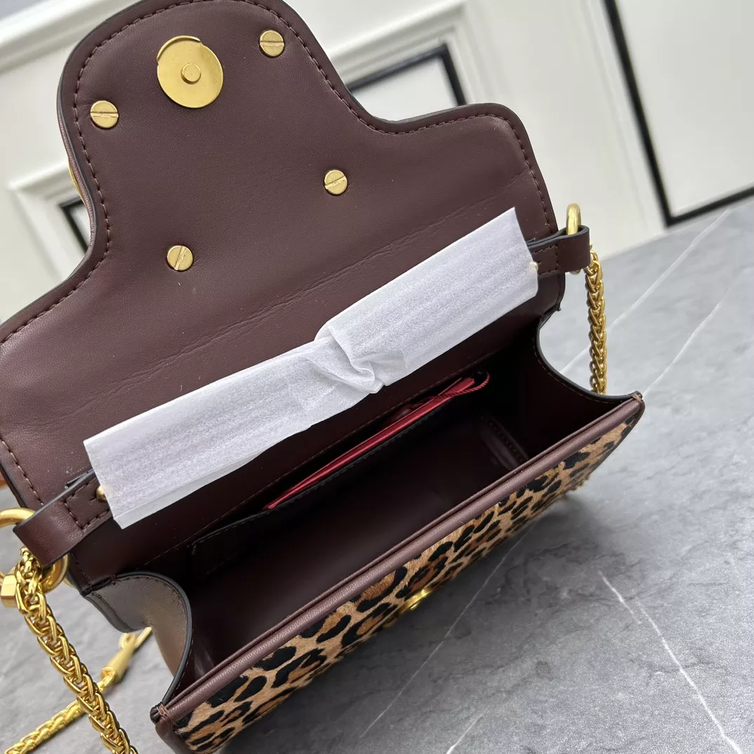 Valentino AAA Quality Messenger Bags For Women AllSeason 7579