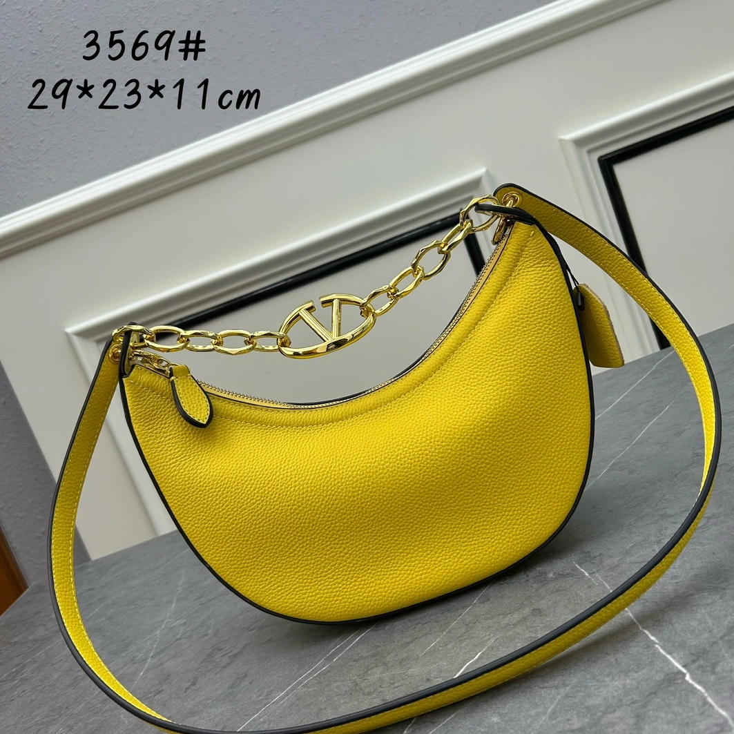 Valentino AAA Quality Messenger Bags For Women AllSeason 9364