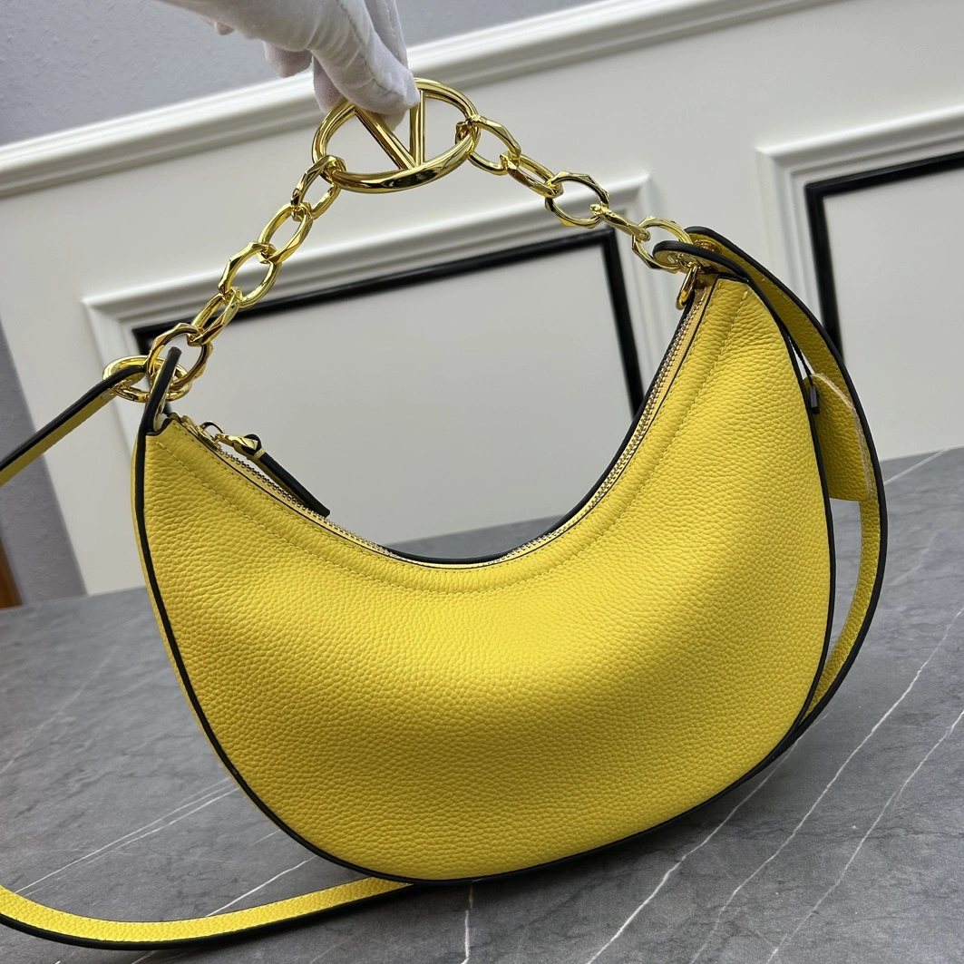 Valentino AAA Quality Messenger Bags For Women AllSeason 9364