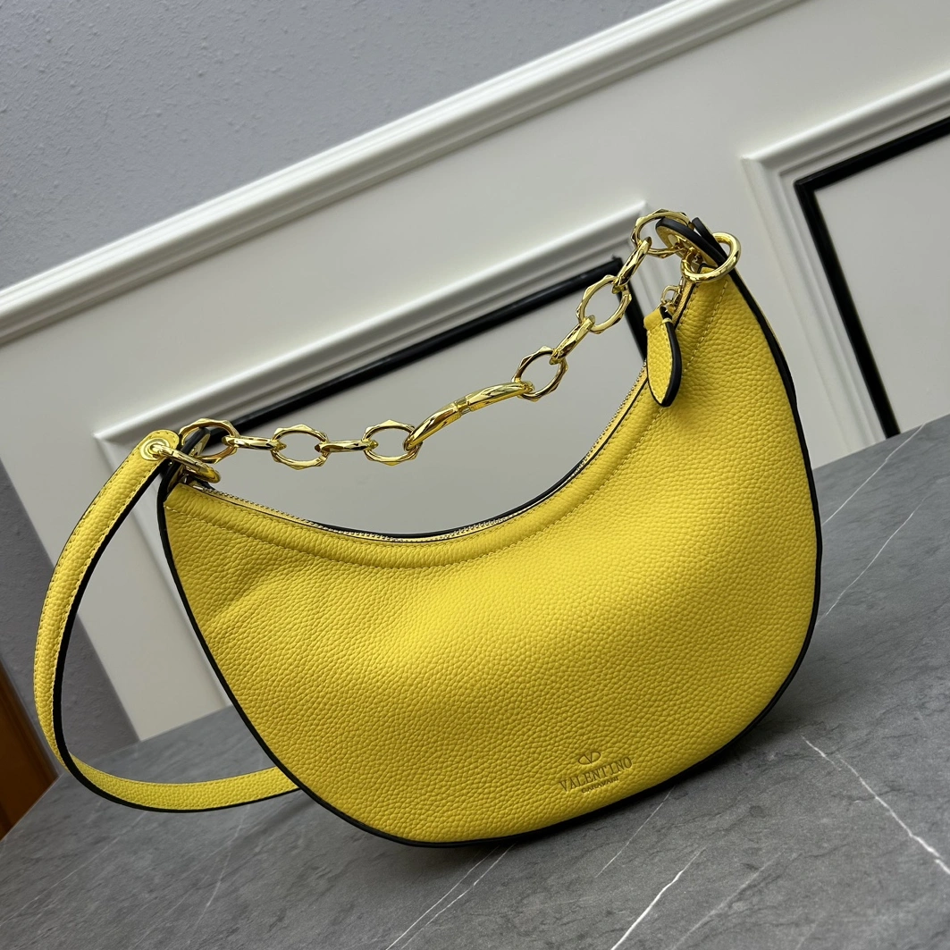 Valentino AAA Quality Messenger Bags For Women AllSeason 9364