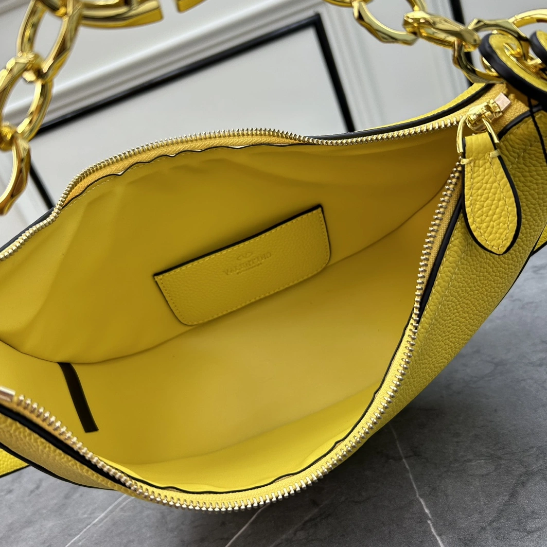 Valentino AAA Quality Messenger Bags For Women AllSeason 9364
