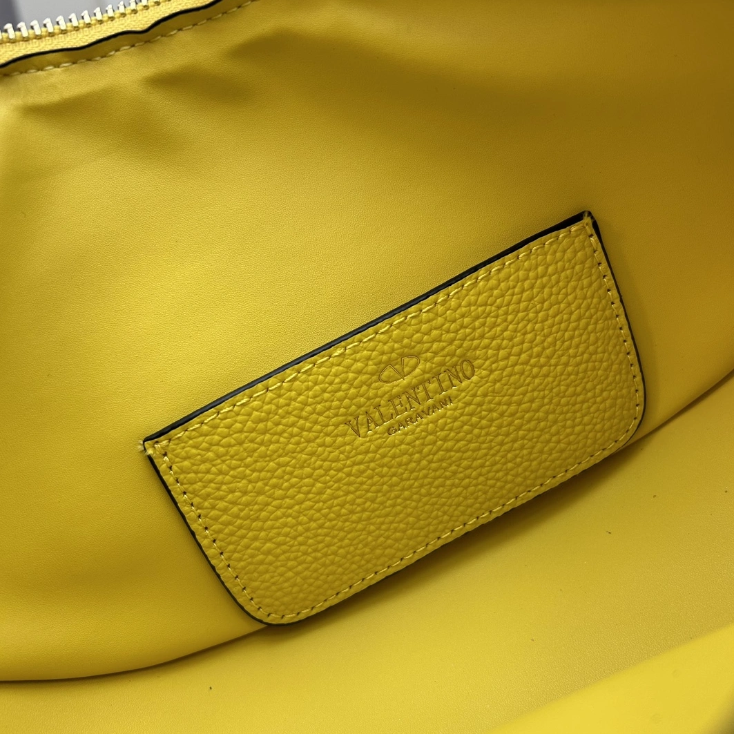 Valentino AAA Quality Messenger Bags For Women AllSeason 9364
